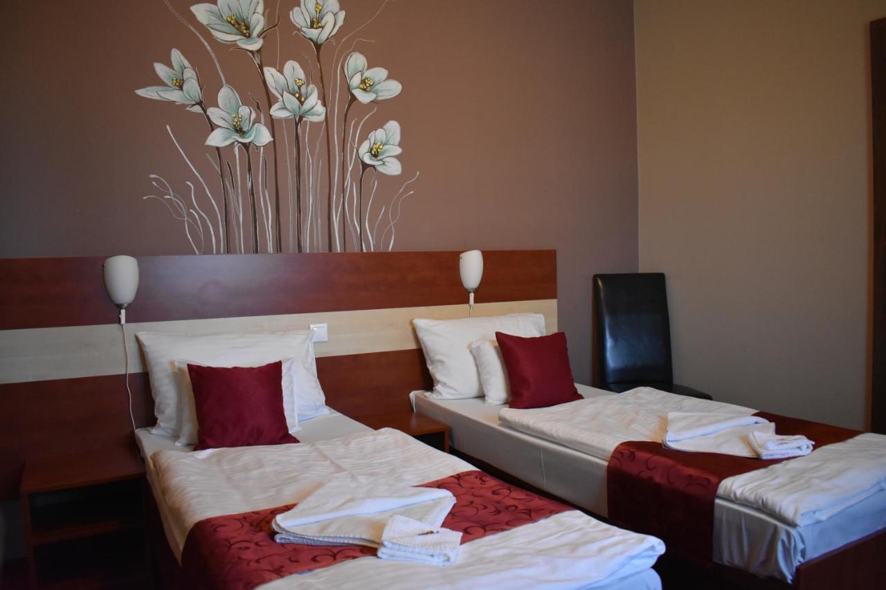 Libra Hotel Veresegyház Extérieur photo