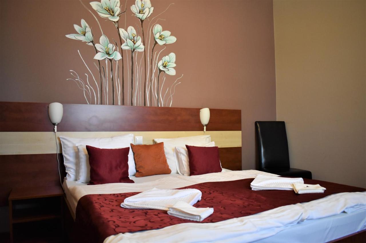 Libra Hotel Veresegyház Extérieur photo