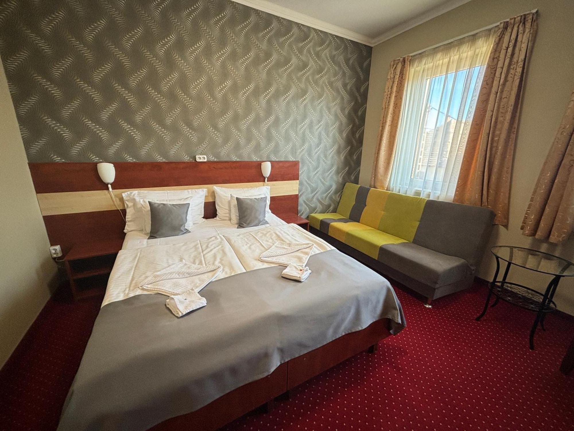 Libra Hotel Veresegyház Extérieur photo