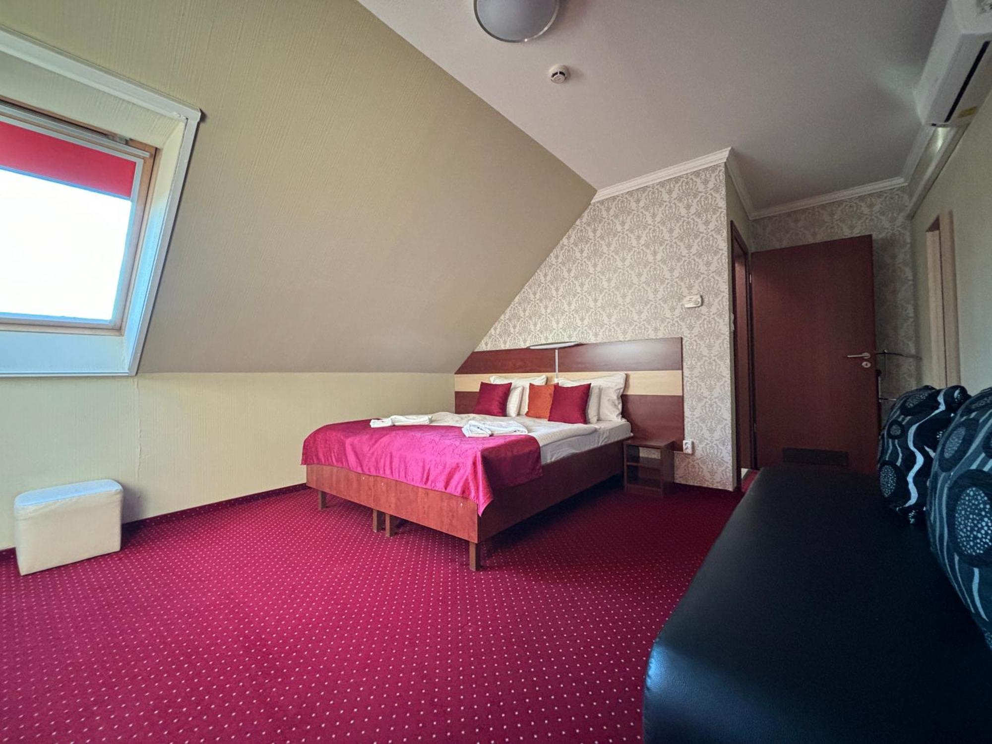 Libra Hotel Veresegyház Extérieur photo