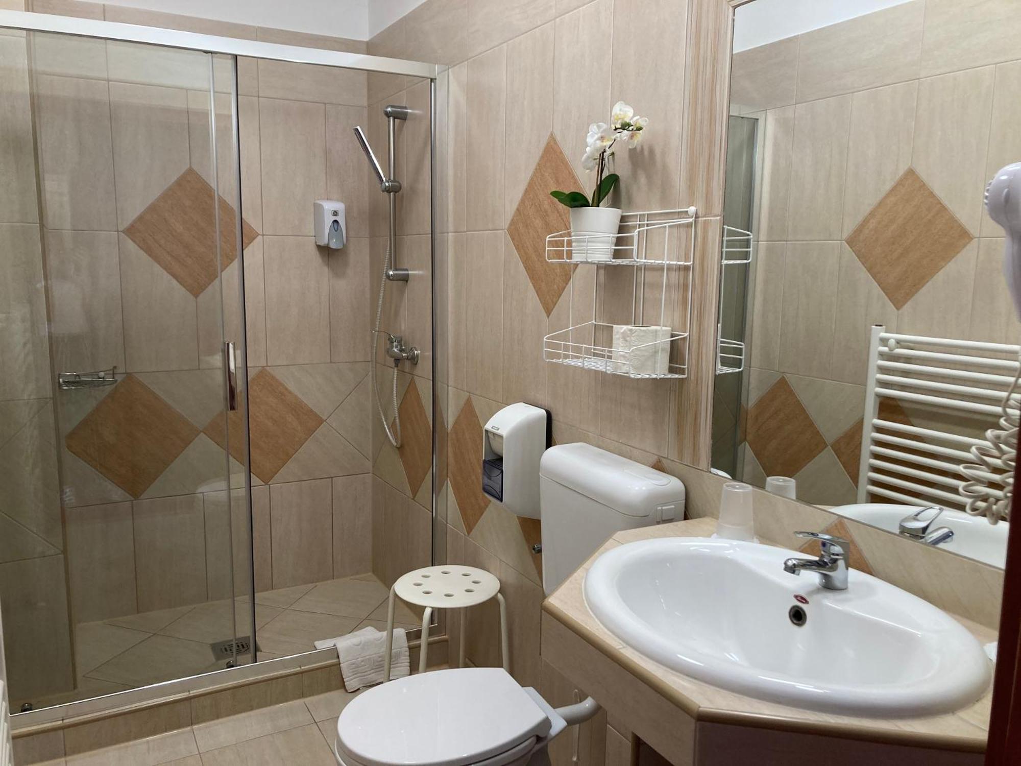 Libra Hotel Veresegyház Extérieur photo