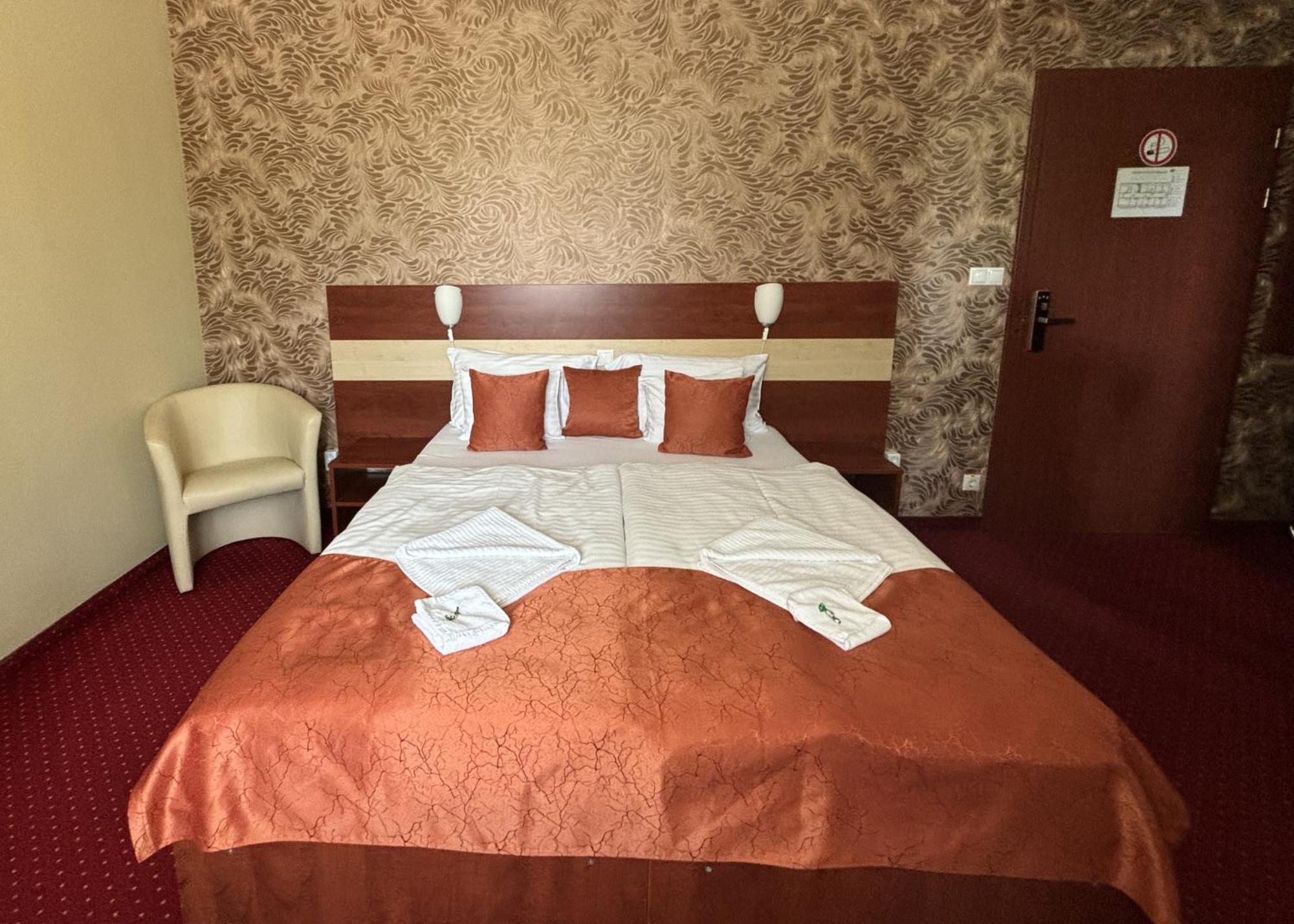 Libra Hotel Veresegyház Extérieur photo