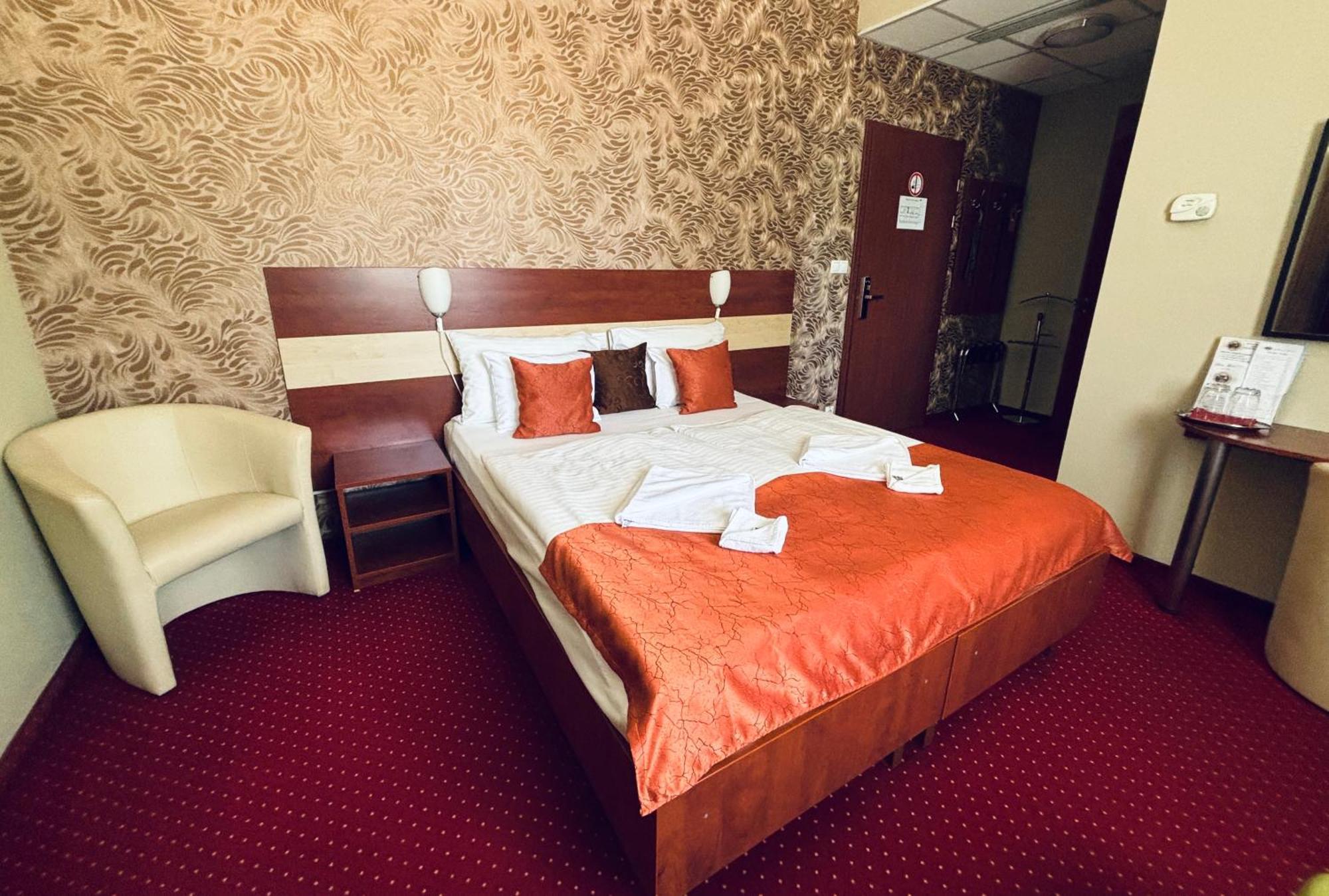 Libra Hotel Veresegyház Extérieur photo