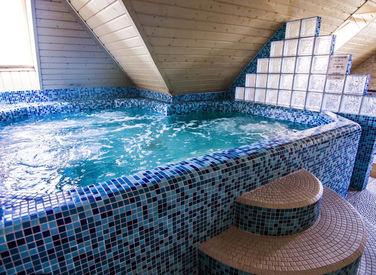Libra Hotel Veresegyház Extérieur photo